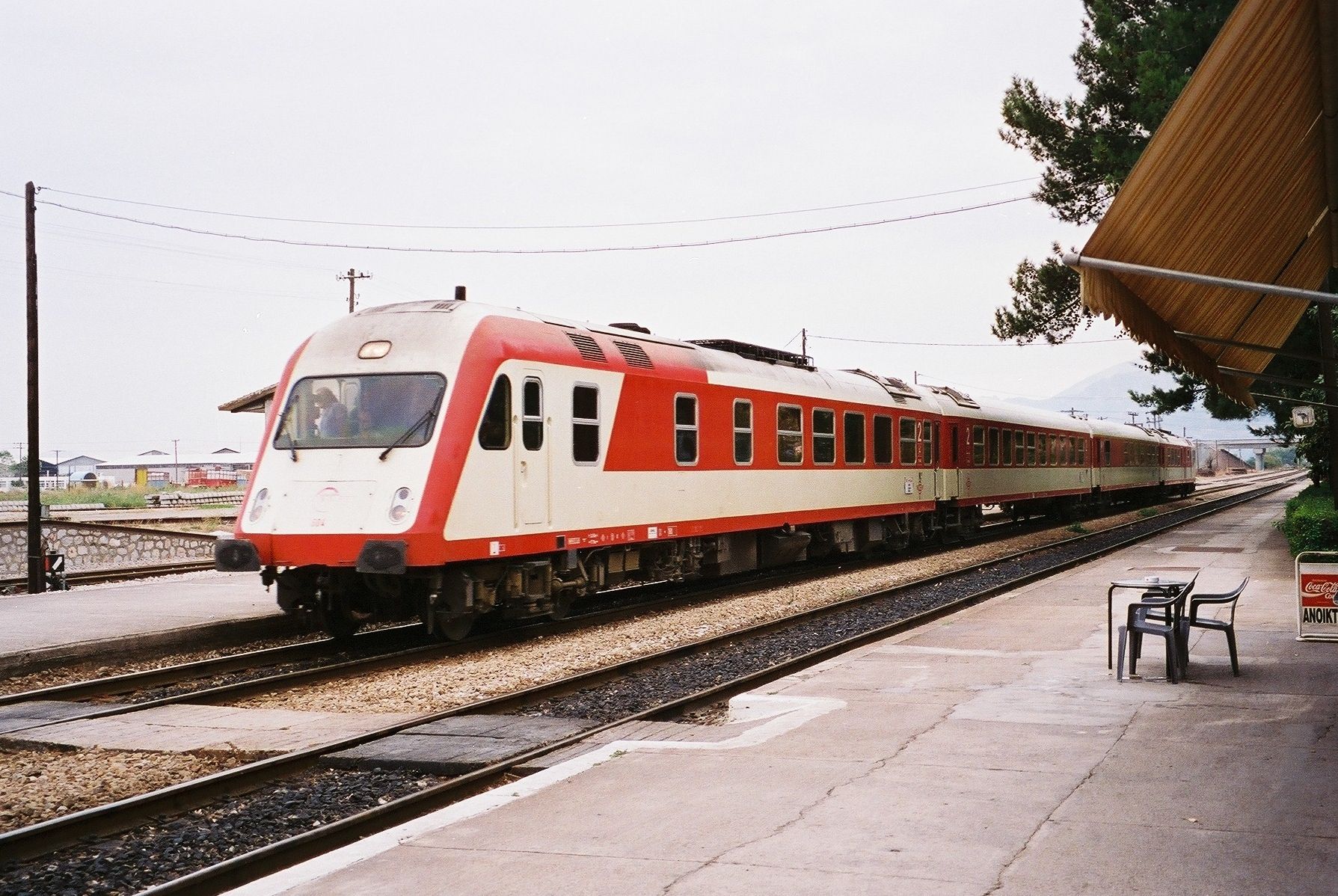 IC Triebzug aus Hennigsdorf, Baujahr 1989, in Livadia, Griechenland, 1995