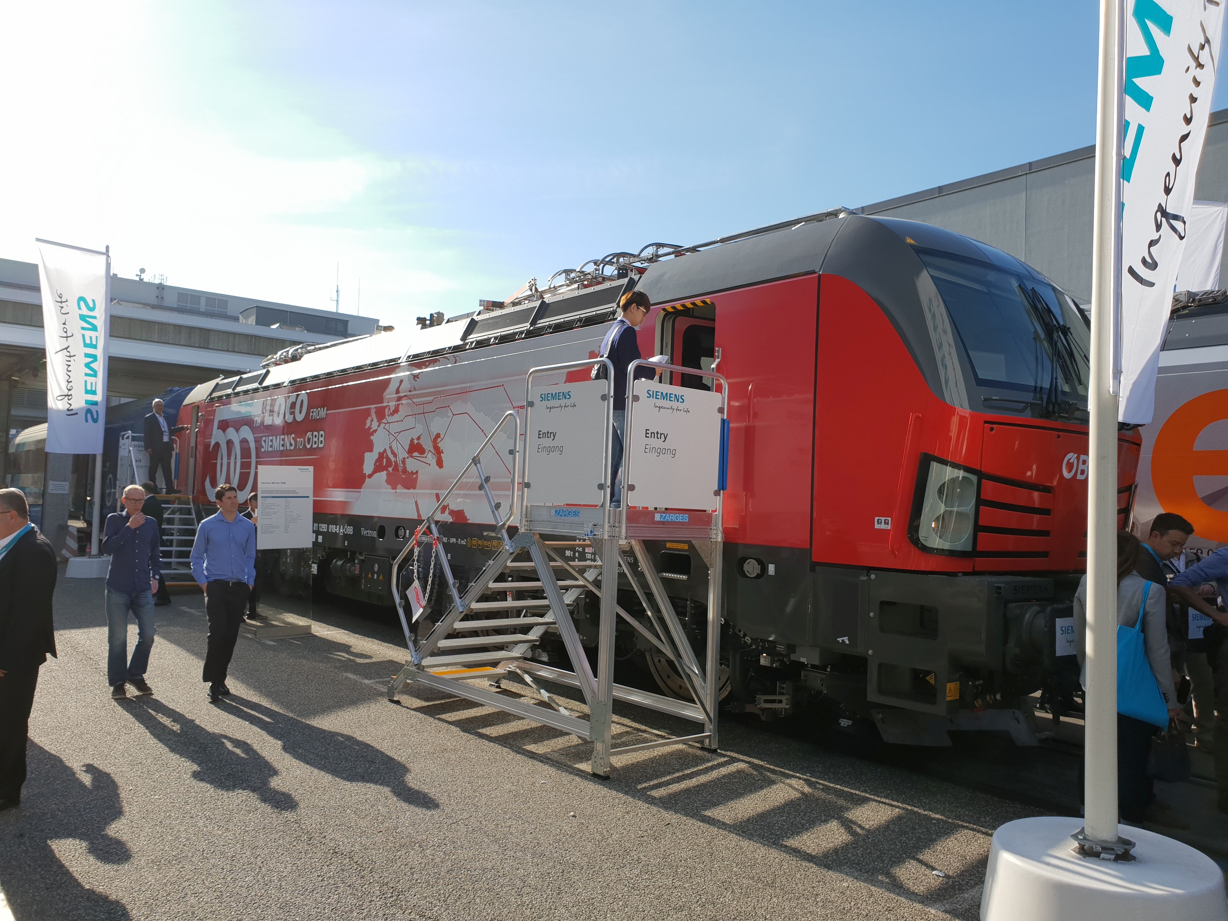 Foto: Vectron von Siemens für die ÖBB - 500. Lok an die ÖBB - auf der Berliner Innotrans 2018