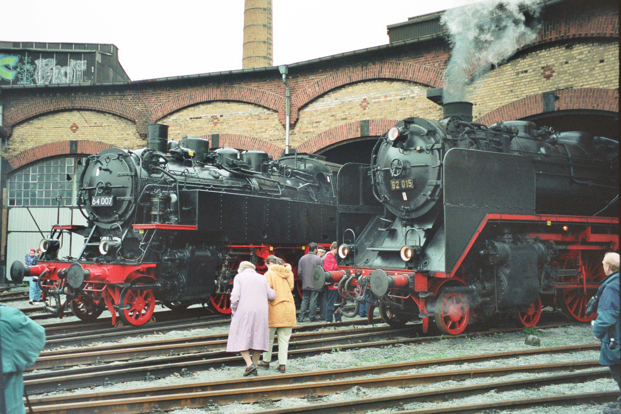 62 015 und 64 007 in Dresden, 199x