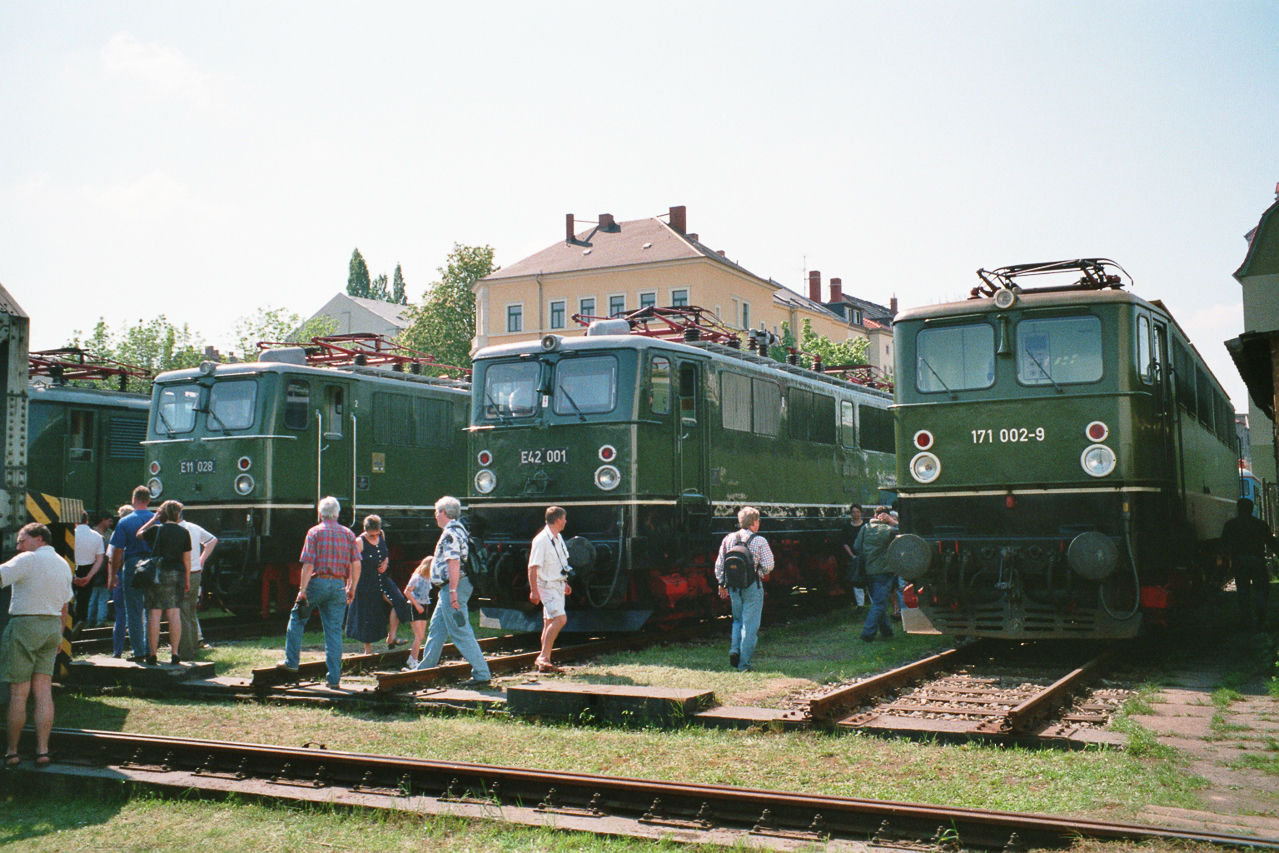 171 002, E11 028 und E42 001 in Dresden, 199x