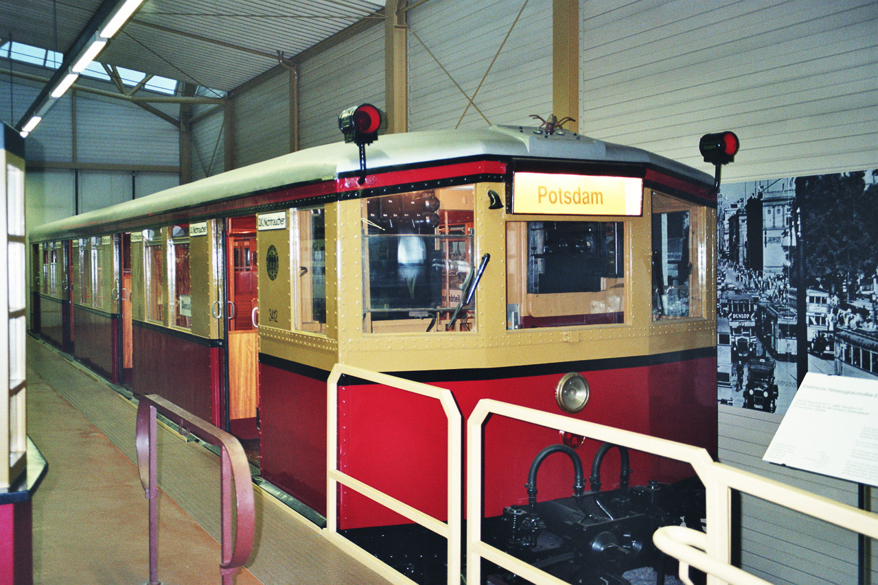 S-Bahn 275 748 als 3412 aus Berlin in Nürnberg, 199x